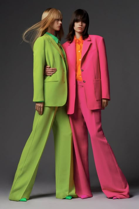 Zara Styling, Neon Pink Pants, Cut Blazer, City Fashion, Bright Colored, Pink Pants, Faux Leather Pants, Zara Pants, Mode Vintage