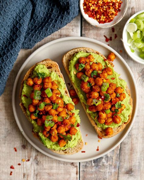 Chickpea Toast Vegan, Spicy Vegan Breakfast, Avocado Toast Variations, Breakfast Sandwich Vegan, Savoury Breakfast Ideas Vegan, Spicy Avocado Toast, Avocado Toast Vegan, Vegan Savoury Breakfast, Savoury Vegan Breakfast