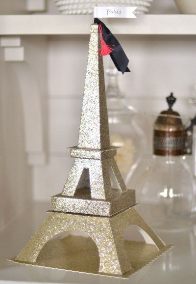 Decorating Garland, Eiffel Tower Craft, Diy Eiffel Tower, Diy Garlands, Eiffel Tower Decorations, Straw Crafts, Springtime In Paris, Paris Theme Party, Paris Birthday