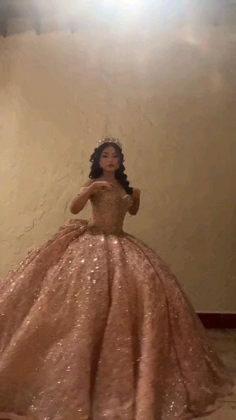 Rose Gold Quinceanera Dresses, Right Wedding Dress, Robes Quinceanera, Classic Ball Gowns, Rose Gold Quince, Quince Dresses Champagne, Rose Gold Quinceanera, Xv Dresses, Sweet 15 Party Ideas Quinceanera