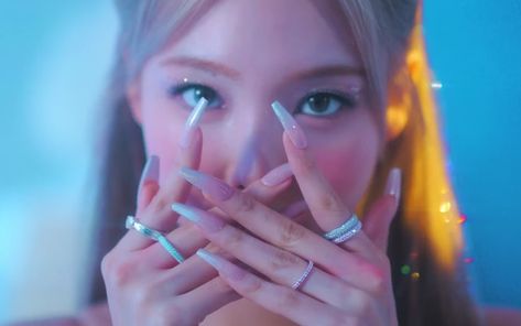 Blonde Nayeon, Nayeon Pop, K Pop Nails, Idol Nails, Graffiti Nails, Asian Nails, Beauty Nails Design, Nail Pops, Im Nayeon