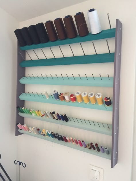 Button me - Blog Couture: Image Sewing Room Inspiration, Sewing Room Storage, Thread Storage, Sewing Room Design, Sewing Room Decor, Sewing Storage, Dream Craft Room, Sewing Room Organization, Craft Room Design