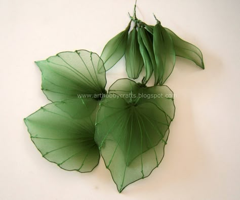 pantyhose flowers | Art Hobby Crafts: Stocking flowers - Asiatic Lily and Calla Lily Fabric Plants Diy, Calla Lily Art, Giant Leaves, Nylon Crafts, Stocking Flowers, Asiatic Lily, Diy Fleur, Lily Art, Nylon Flowers