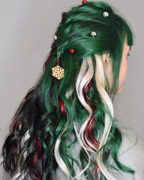 Green and white waves create a festive foundation for this holiday look, enhanced by red accents and Christmas-themed ornaments. A gold snowflake charm adds the final touch to this fun and festive hairstyle, perfect for holiday gatherings or themed events. Holiday Hair Color, Hair Color Techniques, Hair Creations, Christmas Hairstyles, Christmas Hair, Holiday Hairstyles, Haircuts For Long Hair, Rainbow Hair, Cool Hair Color