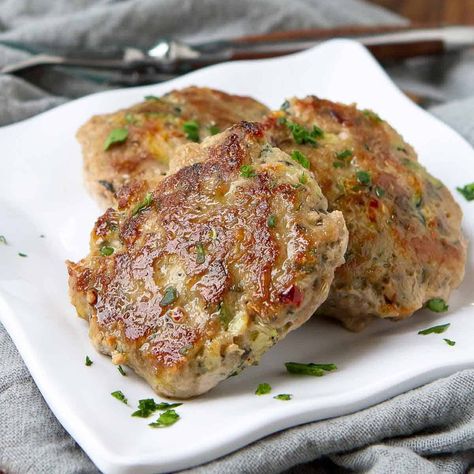 Homemade Turkey Breakfast Sausage Patties are a breeze to make and beat any store-bought brand by a mile! Double or triple the recipe and freeze the rest. Turkey Sausage Recipe, Paleo Breakfast Sausage, Homemade Breakfast Sausage Recipe, Homemade Turkey Sausage, Turkey Sausage Recipes, Ground Turkey Sausage, Breakfast Tortilla, Turkey Patties, Patty Recipe