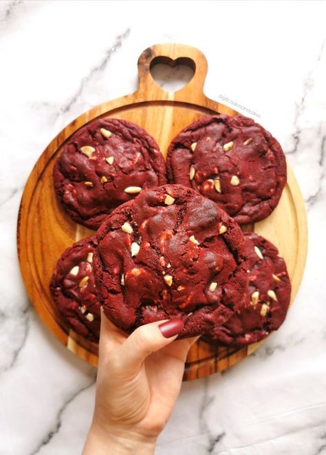 Red Velvet Nyc Cookies, Cream Cheese Stuffed Red Velvet Cookies, Red Velvet Stuffed Cookies, Redvelvet Cookies, Cookies Nyc, Red Velvet Cookie Recipe, Velvet Cookies, Stuffed Cookies, Crazy Cookies