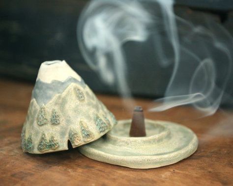 Ceramic Unique, Incense Burner Holder, Sculpture Art Clay, Clay Diy Projects, Diy Ceramic, Pottery Crafts, Diy Pottery, Ceramics Pottery Art, Ceramics Projects