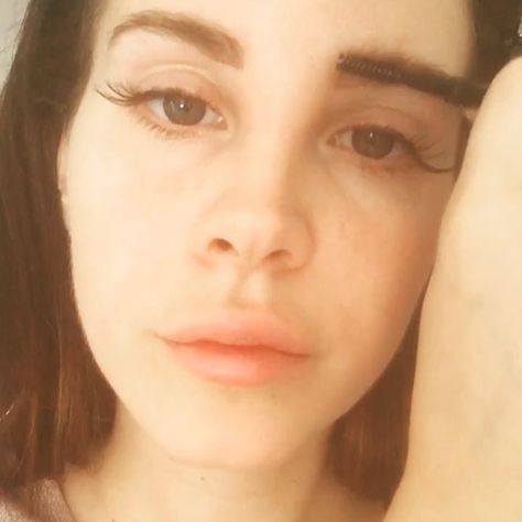 Lana Del Rey Fake Freckles Makeup Tutorial Lana Del Rey Hair, Lana Del Rey Honeymoon, Freckles Makeup, Fake Freckles, Makeup Ojos, Morning Makeup, Lana Del Rey Vinyl, Lana Rey, Lana Del Ray