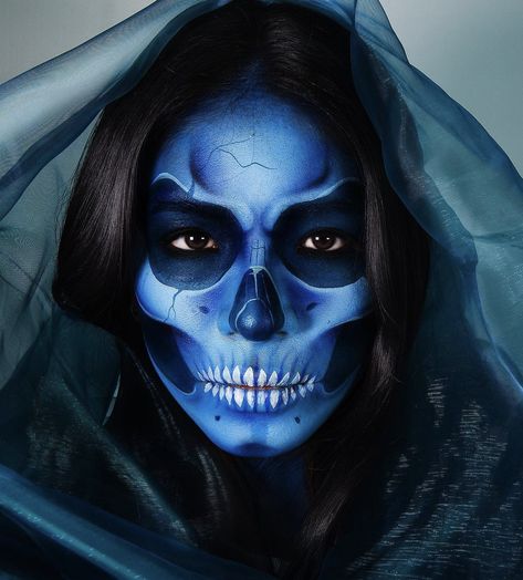 Skull Face Paint, Devil Makeup, Drag Make-up, Creepy Halloween Makeup, Skeleton Makeup, Halloween Scarecrow, Blue Skull, Make Up Ideas, Special Fx Makeup