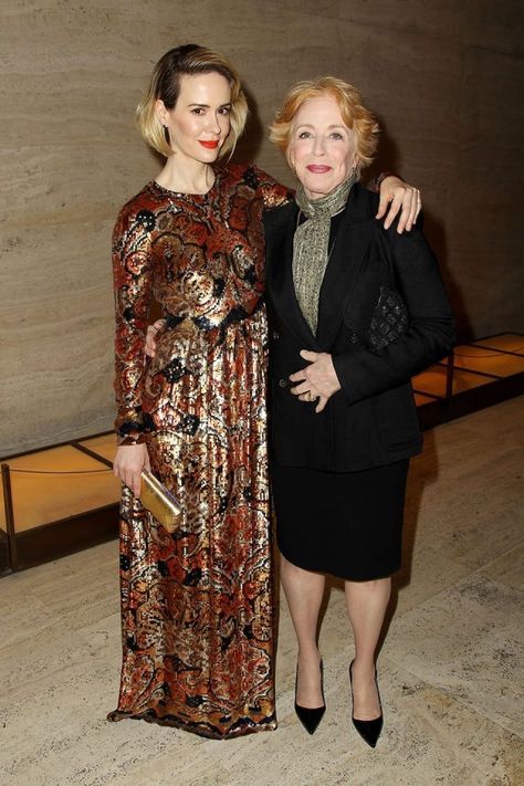 Sarah Paulson And Holland Taylor, Holland Taylor, Age Difference, Sarah Paulson, Age Gap, Dating Pictures, Funny Dating Quotes, Date Outfits, Single Women