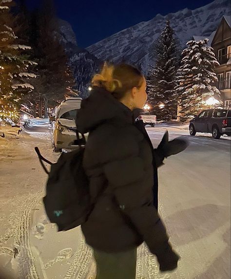 Canadian Girl Aesthetic, Banff Pictures, Superpuff Outfit, Canadian Winter Outfits, Banff Aesthetic, Nature Hairstyles, Banff Winter, Ski Trip Outfit, Skiing Aesthetic