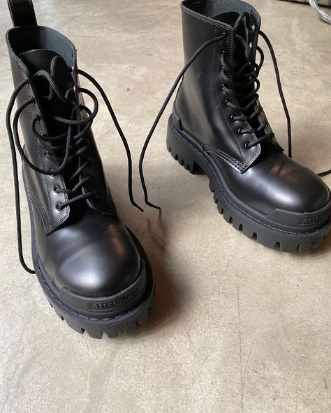 Jen Ceballos on Instagram: “Bad boys” Balenciaga Boots, Shoes Fashion Photography, Shoe Inspo, Aesthetic Shoes, Lady Biker, Aesthetic Grunge, Dream Shoes, Shadowhunters, Dr. Martens Boots