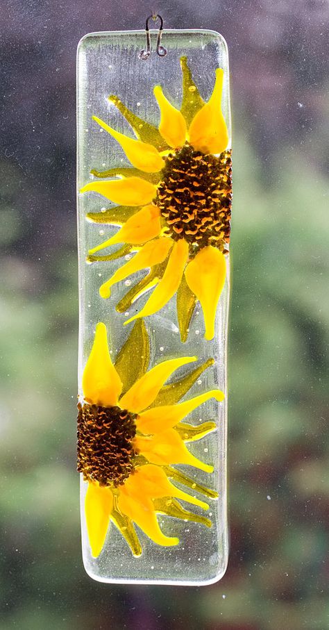 Fused Glass Sunflower Patterns, Glass Fusing Projects For Beginners, Fused Glass Fall Leaves, Fused Glass Sunflower, Fused Glass Sunflowers Art, Sunflower Stained Glass Panel, Fused Glass Dishes Flower, Fused Glass Panel, Glass Fusion Ideas