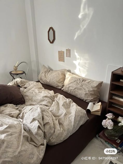 Brown Bed Set Ideas, Bed Sheets Brown, Brown Bed Aesthetic, Brown Room Ideas Bedrooms, Brown And White Room, Brown Themed Bedroom, Brown Bedsheet, Brown Room Aesthetic, Dark Academia Bed