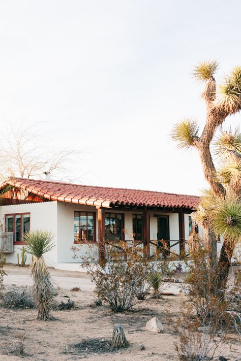 House Tour: A Rustic, Modern Hacienda in Joshua Tree | Apartment Therapy Modern Hacienda, Joshua Tree House, Hacienda Homes, The Joshua Tree, Spanish Style Homes, Desert Homes, Spanish Revival, Spanish House, Joshua Tree National Park