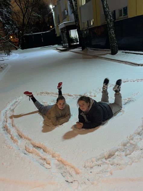 Snow Pictures With Friends, Snow Pics With Friends, Winter Friends Aesthetic, Friendship Photoshoot, Snow Pictures, Photo Recreation, Travel Pictures Poses, 사진 촬영 포즈, Winter Inspo