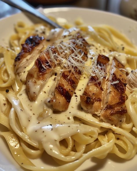 Italian Pasta With Chicken, Chicken Season, Best Freeze Dried Food, Chicken Fettuccine Alfredo, Chicken Fettuccine, Pasta Water, Fettuccine Pasta, Pasta Dinner Recipes, Fettuccine Alfredo