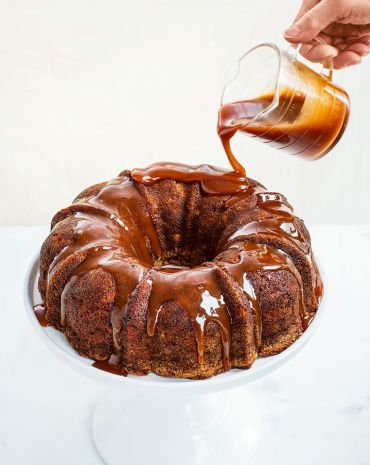 Yom Kippur Desserts, Yom Kippur Recipes, Walnut Bundt Cake, Salted Caramel Glaze, Jewish High Holidays, Homemade Salted Caramel, Jewish Holiday Recipes, Apple Bundt Cake, Apple Desserts Easy