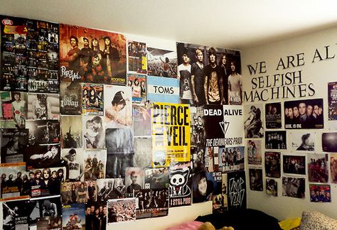 WHERE DO YOU FIND THESE KINDS OF POSTERS??!?!? Please comment if you know!! Emo Bedroom Ideas, Emo Bedroom, Emo Room, Punk Room, Grunge Bedroom, Diy Room Decor For Teens, Tumblr Rooms, Grunge Room, Room Goals