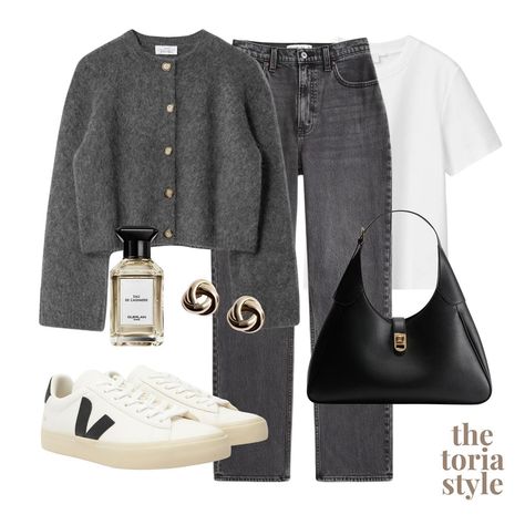 a perfect grey outfit 🩶 save this post for future outfit inspo ✨ be sure to follow @thetoriastyle for daily outfits! 🤍 #dailyoutfitinspo #dailystyleinspo #neutralstyling #outfitstyling #lookbook#styleideas #simplestyling #autumnoutfits #autumnfashion #autumnstyling Jeans And Grey Sweater Outfit, Outfits Curvy Juvenil, Outfits With Grey Jeans, Grey Crewneck Outfit, Winter Outfits With Jeans, Ootd Frio, Basic Outfit Ideas, Minimalist Fall Outfit, Wash Jeans Outfit