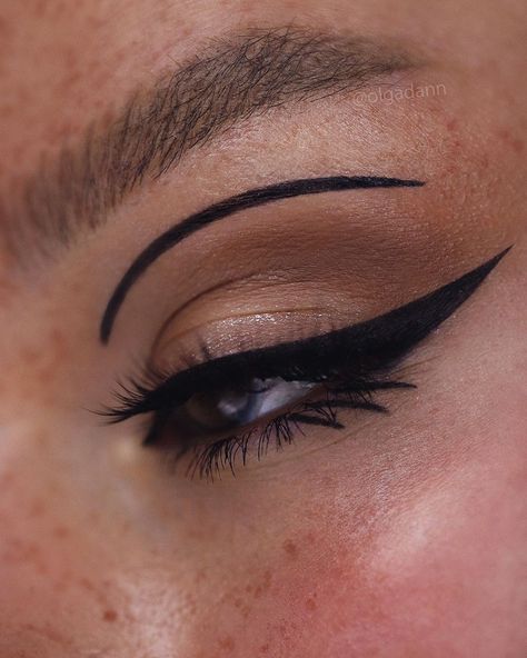 Fox eyes graphic Eye liner makeup look #eyemakeup #foxyeyes #makeup #beauty Eye Makeup Aesthetic, Eyes Graphic, Liner Makeup, Graphic Eyes, Fox Eyes, Eyeliner Styles, Makeup Aesthetic, Aesthetic Makeup, Eye Makeup Tutorial