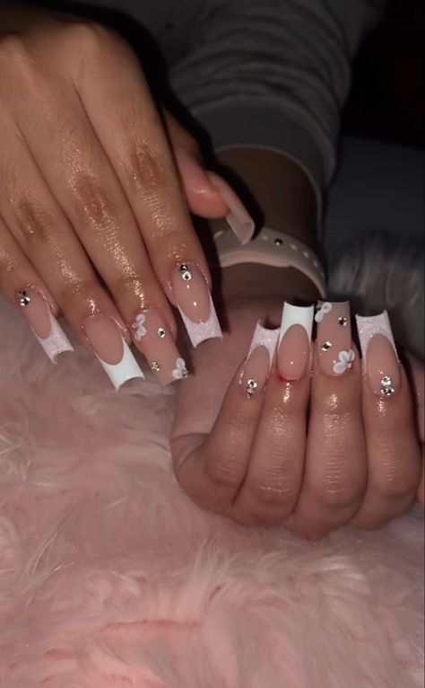 Cute White French Tip Nails Acrylic, Medium Nails With Gems, Baddie Short Acrylic Nails White, Nail With Gems Rhinestones, Nail Ideas Gems Rhinestones, White Nail Designs With Rhinestones, White French Tip Nails With Rhinestones, French Tip Bling Nails, Clear Acrylic Nails With Design