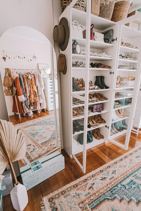 Vanity Walk In Closet, Walkin Wardrobe, Spare Room Walk In Closet, Spare Room Closet, Walk In Closet Inspiration, Van Decor, Bedroom 2022, Chic Closet, Classy Closets