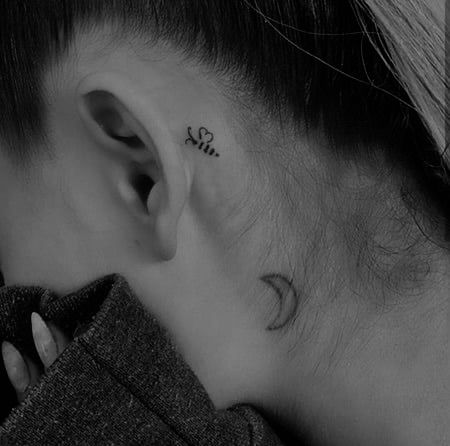 Letter B Tattoo, Ariana Grande Tattoo, Honeymoon Avenue, Tattoo Behind Ear, B Tattoo, American Music Awards, Black And White Aesthetic, Letter B, White Aesthetic