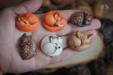 Sleeping Animal Jewelry, Cabochons and Tutorials | Bed Making Competition Fox Polymer Clay, Diy Jewlry, Sculpting Inspiration, Polymer Charms, Clay Fox, Polymer Clay Kunst, Clay Inspo, Resin Glue, Homemade Clay