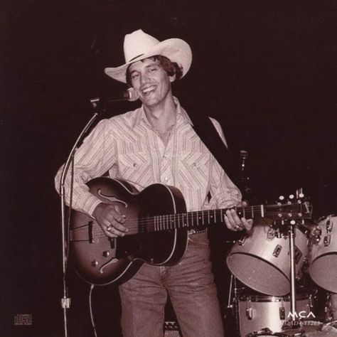 George Strait in 1980 in Strait Out Of The Box front cover (1995) George Strait Young Photos, Small Town Bar, Young George Strait, Widget Smith, King George Strait, Western Wallpaper, Cowboy Outfit, Pure Country, Western Fits