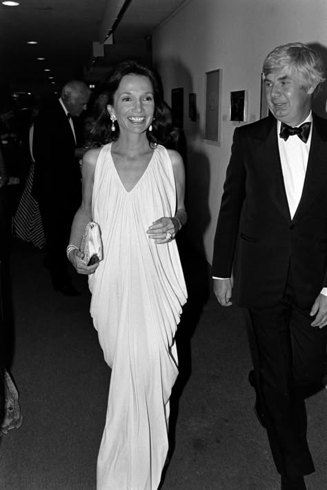 Truman Capote's Swans: Lee Radziwill, Babe Paley, Slim Keith & More [PHOTOS] Babe Paley, Charity Party, Slim Keith, New York City Images, New York Socialites, Lee Radziwill, Truman Capote, Johnny Carson, Wedding Week