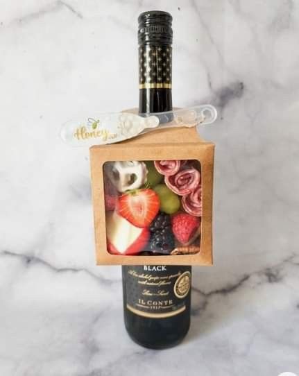 Charcuterie Box On Wine Bottle, Charcuterie Box With Wine, Small Wine Bottle Gifts, Bottle Gift Packaging, Wine Bottle Gift Box Ideas, Charcuterie Box With Wine Bottle, Wine Bottle Box Ideas, Wine Diy Gifts, Charcuterie Box Gift