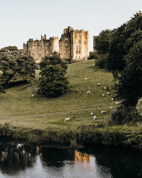 The Beautiful English Countryside :: This Is Glamorous Counties Of England, Lulworth Cove, Alnwick Castle, Leeds Castle, Peak District National Park, Claire Fraser, Beautiful Villages, English Countryside, Uk Travel