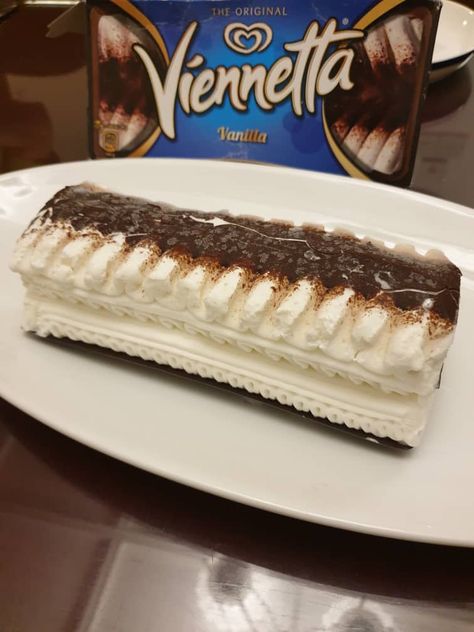 Vienetta Ice Cream, Viennetta Ice Cream, Vanilla Dessert, Vanilla Desserts, Inside Cake, Ice Cream Cake Recipe, Frozen Chocolate, Cake Shapes, Frozen Treat