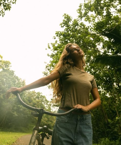 Winona Meadows, Senior Photoshoot Poses, Senior Photo Outfits, Solo Photo, Dreamy Photography, Photography Inspiration Portrait, Women's Portrait Photography, Senior Photoshoot, Film Inspiration