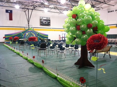 Apple Orchard Decor, Apple Display, Pageant Stage, Farm Backdrop, Sunshine Committee, Fall Carnival, Carnival Birthday Party Theme, Stage Ideas, Apple Bars