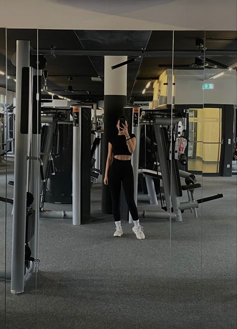 Girl Gym Aesthetic, Foto Gym, Gym Story, My Digital Diary, Gym Ootd, Gym Photography, Gym Wallpaper, Gym Pictures, 7 Day Challenge