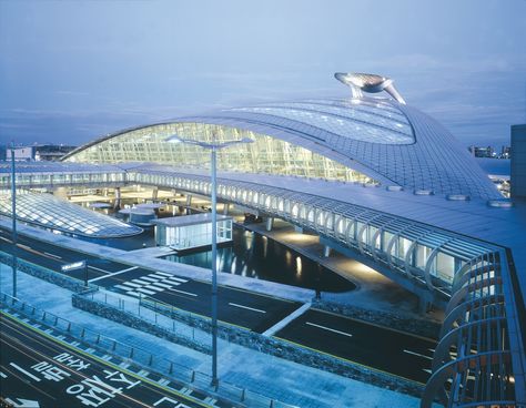 Exterior Airport Exterior, Airport Dubai, Curved Architecture, Airport Architecture, Terry Farrell, Air Port, Interesting Architecture, Airport Design, Dubai World