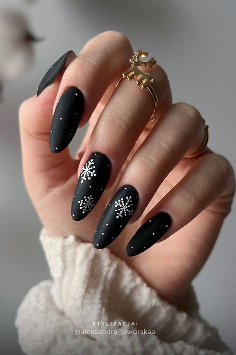 Winter black nails with snowflakes. This decoration will not only put you in the mood for the last season, but will allow you to enchant the aura that surrounds you. #indigonails #winternails #blacknails #hotnails #wintermanicure Black Nails With Snowflakes, Winter Black Nails, Nails With Snowflakes, Gel Overlay Nails, Overlay Nails, Black Manicure, Winter Manicure, Gel Overlay, Indigo Nails