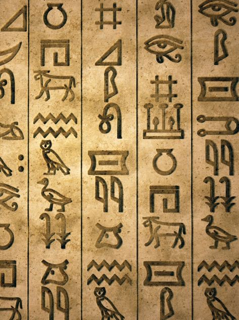 Puede que una noche tus sueños te sorprendan intentando entender un jeroglífico. Descubre en nuestro diccionario de sueños qué significa soñar con jeroglíficos. Hieroglyphics Tattoo, Egyptian Design Pattern, Egypt Tattoo Design, Small Dope Tattoos, Ancient Letters, Egyptian Hieroglyphics Symbols, Egyptian Drawings, Anubis Tattoo, Anime Egyptian