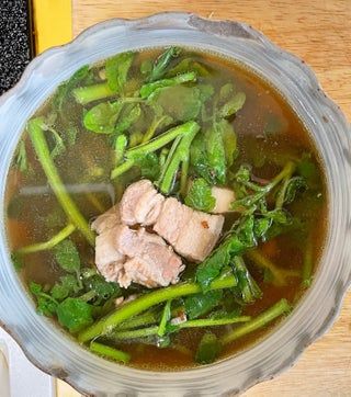 My Mom made this when it was "cold" in Hawaii (i.e., below 75 degrees) or to chase away a head cold. My Dad, sisters and my kids adore it. A humble, comfort-food soup full of watercress and a hint of pork for deeper flavor. Fast and easy for a weekday dinner. Pork Tofu Watercress Recipe, Hot Garlic Sauce, Watercress Recipes, Light Soup, Watercress Soup, Chinese Soup Recipes, Clean Dinners, Hawaiian Recipes, Light Soups