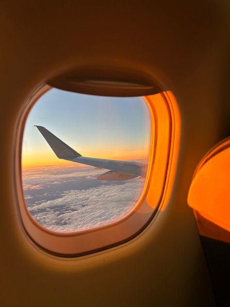 Photo Avion, Horizon Painting, Plane Window, San Francisco International Airport, Vision Board Themes, Airport Aesthetic, Spirit Airlines, Travel Vision Board, Airplane Window