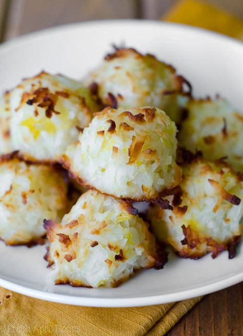 Piña Colada Coconut Macaroons Macaroons Easy, Easy Coconut Macaroons, Macaroon Filling, Coconut Macaroons Easy, Mini Pineapple Upside Down Cakes, Hawaii Recipes, Macaroons Recipe, Baking Bucket List, Coconut Macaroons Recipe