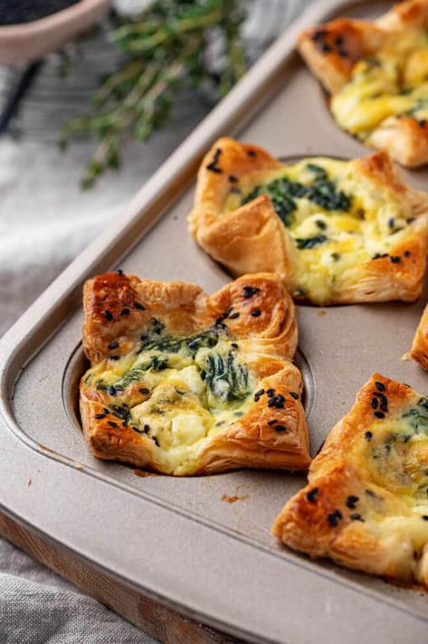 Spinach Feta Puff Pastry, Spinach Puffs, Puff Pastry Recipes Savory, Spinach Puff Pastry, Savory Puff Pastry, Spinach Puff, Easy Chicken Soup, Butter Puff Pastry, Game Day Recipes