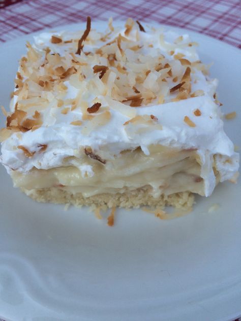 Coconut Cream Pie Bars with Shortbread Crust {The SemiSweet Sisters} Homemade Coconut Cream Pie, Homemade Coconut Cream, Best Coconut Cream Pie, Bake Snacks, Yummy Pies, Pie Ideas, Velvet Cakes, Coconut Cream Pie Recipes, Fast Desserts