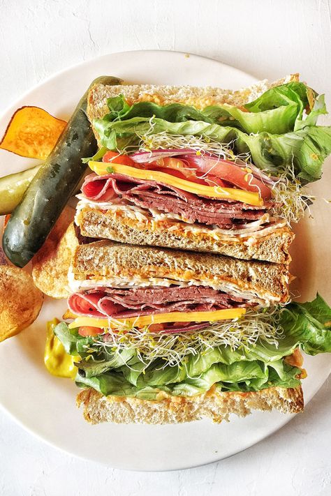 How to built the BEST sandwiches!! Doesn't this Roast Beef Sandwich look amazing?? Lunch Snacks For Kids, Snacks For Teens, Club Sandwiches, Roast Beef Sandwich, Specialty Sandwiches, Sandwich Sauces, Roasted Ham, Best Sandwiches, Healthy Lunch Snacks