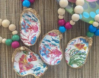 Oyster Shell Napkin Rings - Etsy Shell Table Decor, Oyster Shell Napkin Rings, Tropical Napkins, Shell Napkin Rings, Shell Table, Napkin Rings Diy, Oyster Shell Crafts, Gold Leaf Painting, Horse Decor