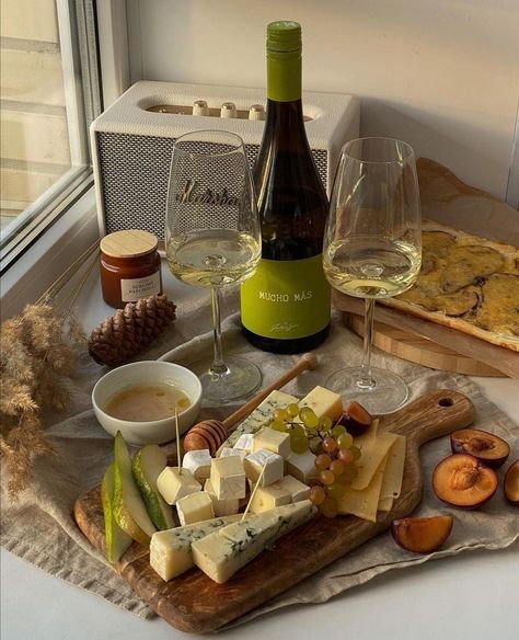 Charcuterie Recipes, Fancy Food, Wine Cheese, Food Platters, Wine And Dine, Food Tours, Party Snacks, Pretty Food, Healthy Happy