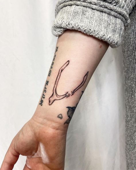 Wishing Bone Tattoo, 4 Person Matching Tattoos, Prospective Tattoo, Wish Bone Tattoo, Bones Tattoo Ideas, Soulful Tattoos, Customize Character, Boat Shoes Outfit, Wishbone Tattoo