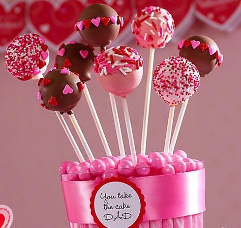 Valentines Cake Pop Bouquet: Kids can help decorate these treats for Dad. When they're done decorating, make a cake pops bouquet by arranging them in a clear container with pink candy sticks, gumballs, ribbon and a favor sticker on the front with a cute phrase. Cake Pop Receita, Pops Recipes, Cake Pop Bouquet, Valentine Cake Pop, Cakes To Make, Chocolate Cake Pops, Cake Pop Recipe, Valentines Day Cakes, Cookie Pops